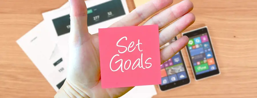 A sticky note reading “Set Goals”